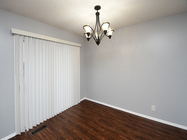 Building Photo - Spacious Living