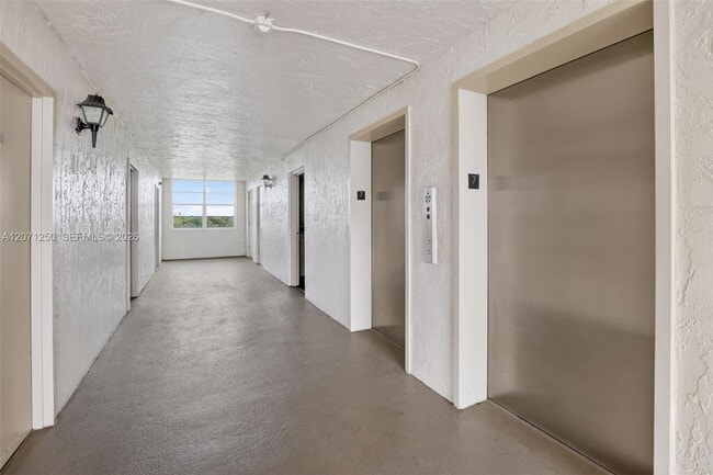 Building Photo - 250 Jacaranda Dr