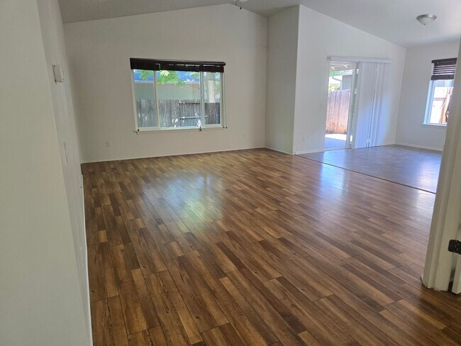 Building Photo - 3 bed 2 bath  Home for Rent in Grants Pass