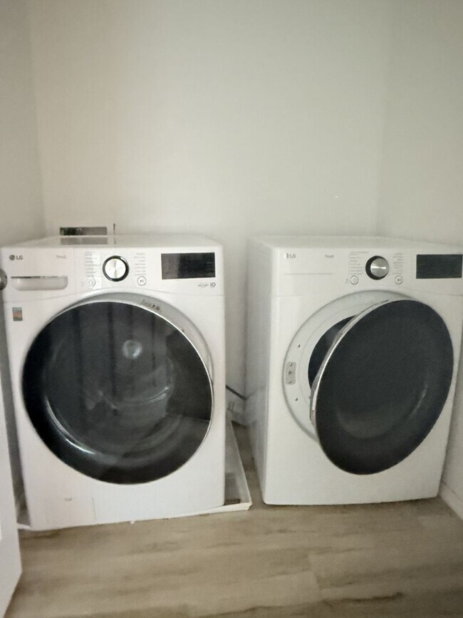 Building Photo - POWER/RAY 4 BEDROOM IN GATEWAY VILLGAE IN ...