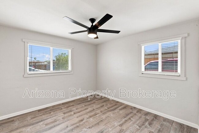 Building Photo - 3302 W Solano Dr S