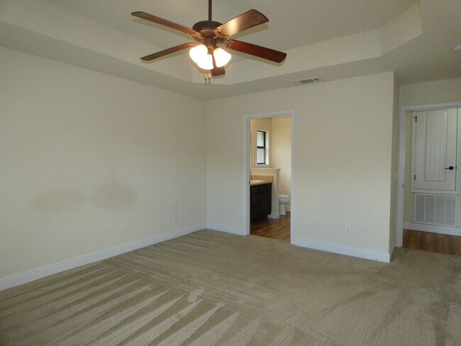 Building Photo - Charming 3-Bedroom Home