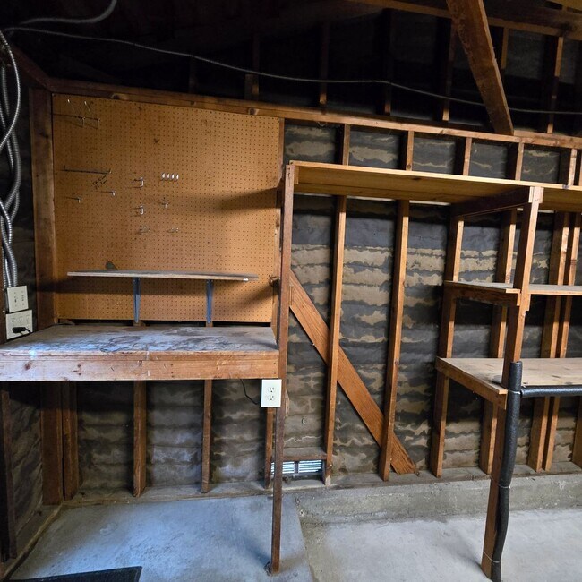 Building Photo - 2 bedroom with GAREAGE in the HEART of Wes...