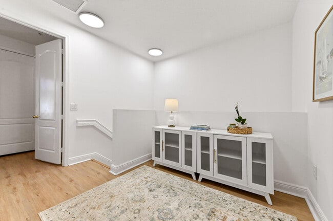 Building Photo - 642 NW 38th Cir