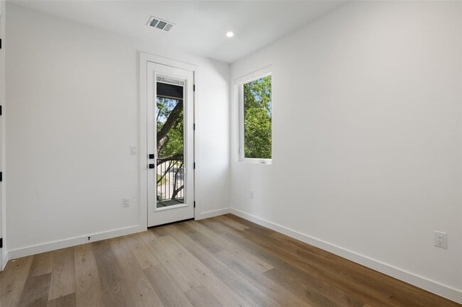 Building Photo - 1800 Singleton Ave
