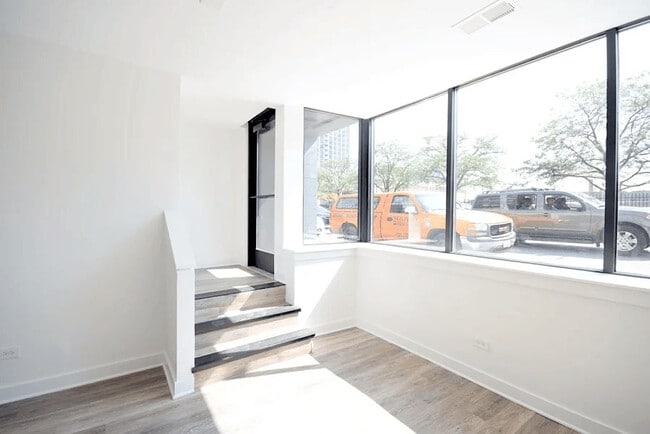 Building Photo - 946 W Montrose Ave