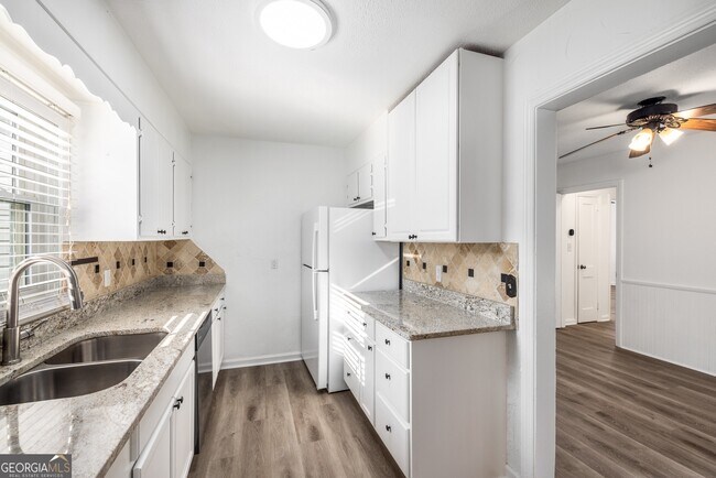 Building Photo - 1801 Crestridge Dr SE