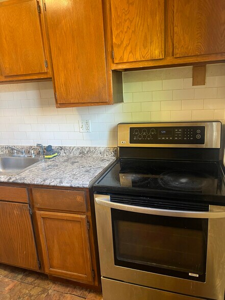 Building Photo - 8413 Cottonwood Dr