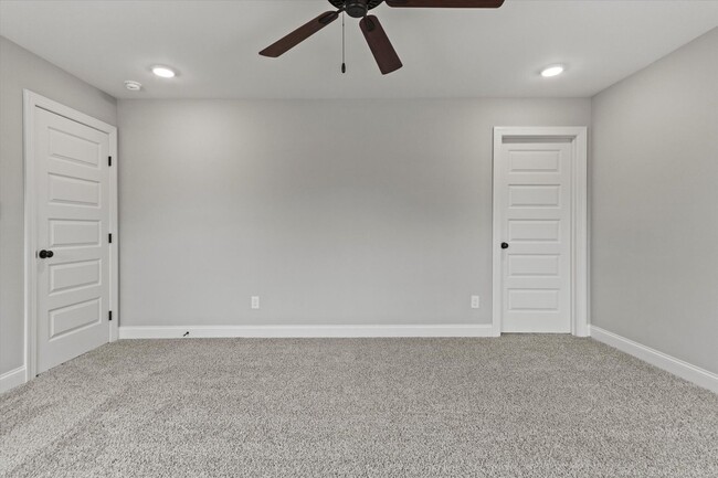 Building Photo - Rent Special Expires 07/31