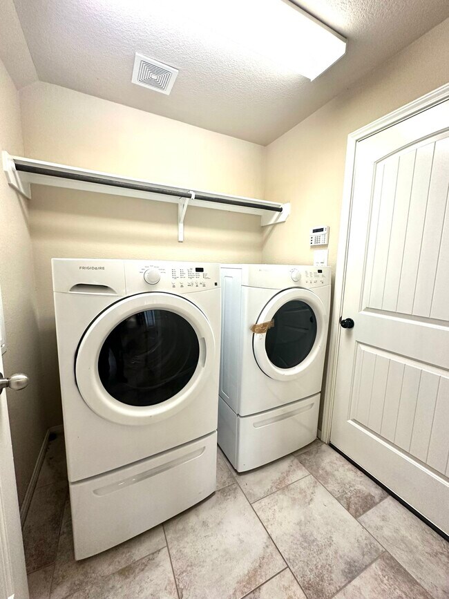 Building Photo - 22407 Ebbets Field Dr