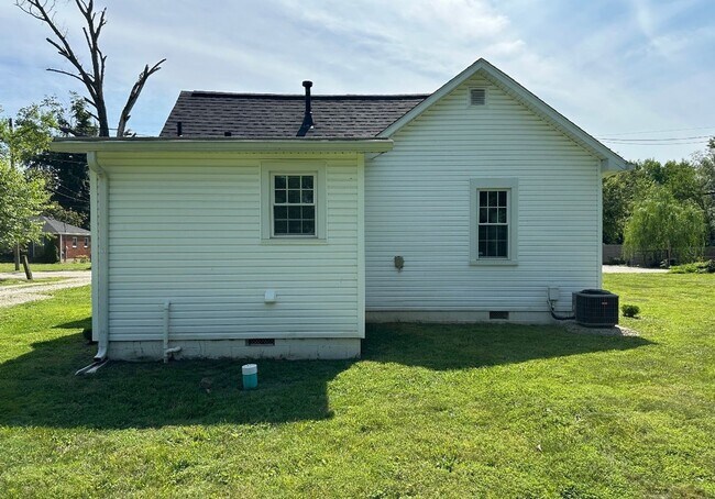 Building Photo - Charming Prospect Cottage with Spacious Yard
