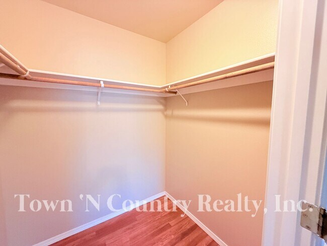 Building Photo - 1720 Cherokee Dr