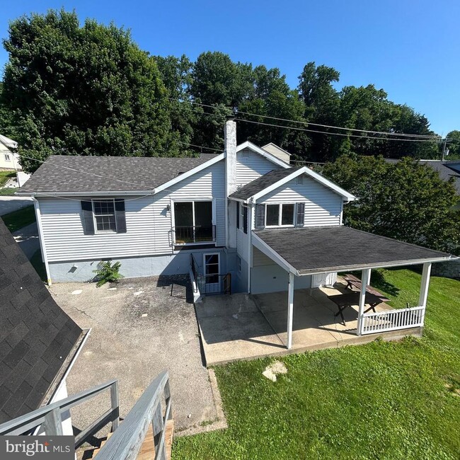 Building Photo - 379 Dehaven St
