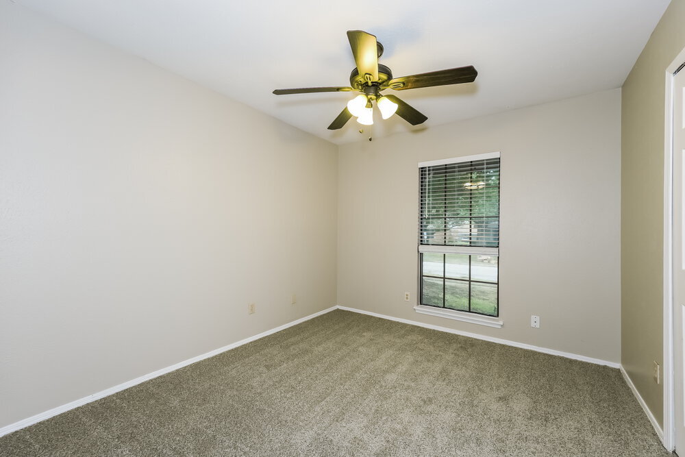 Building Photo - 1385 Southridge Dr