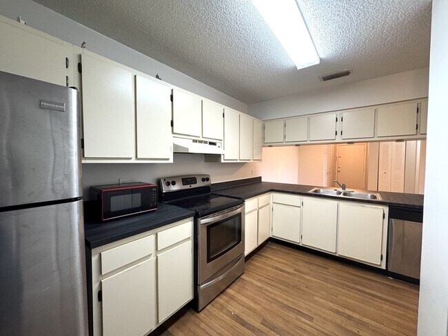 Building Photo - 652 Kenwick Cir