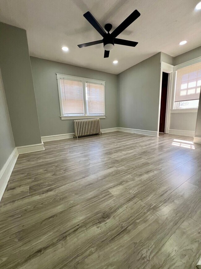 Building Photo - Gorgeous 3-Bedroom Townhome in Parkside! Available NOW!