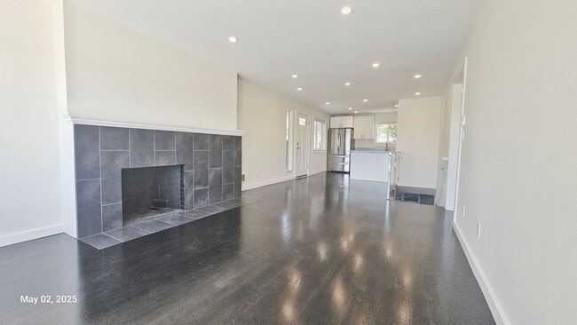 Building Photo - 3 Bed, 2 Bath Apartment Newly Remodel in P...