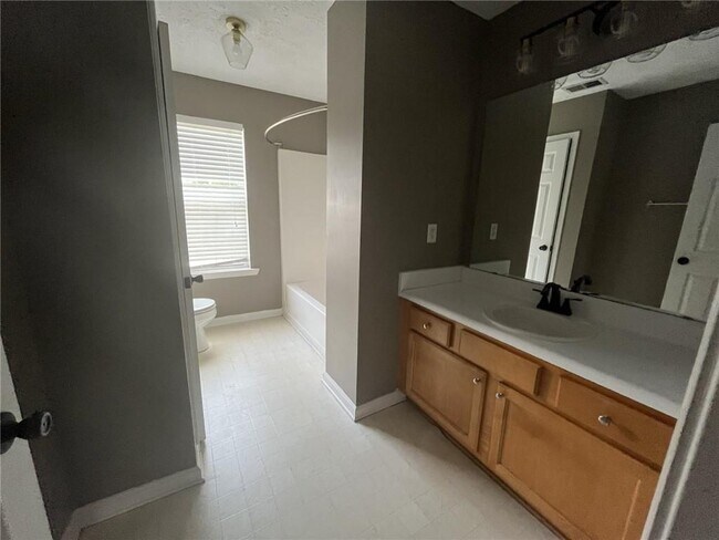 Building Photo - 3184 Elmwood Ct