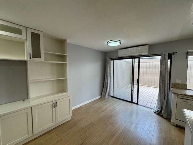 Building Photo - Spacious Tri Level 2Bed 2Bath Condo in Bay Ho