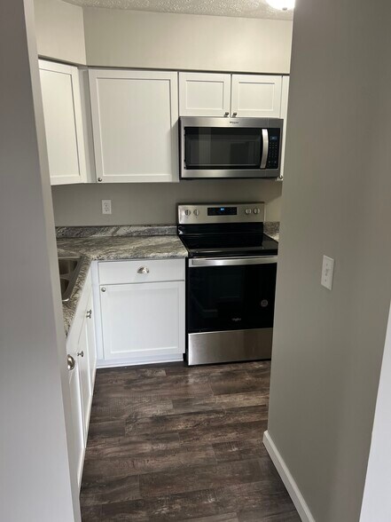 Primary Photo - 605 Lakeshore Dr