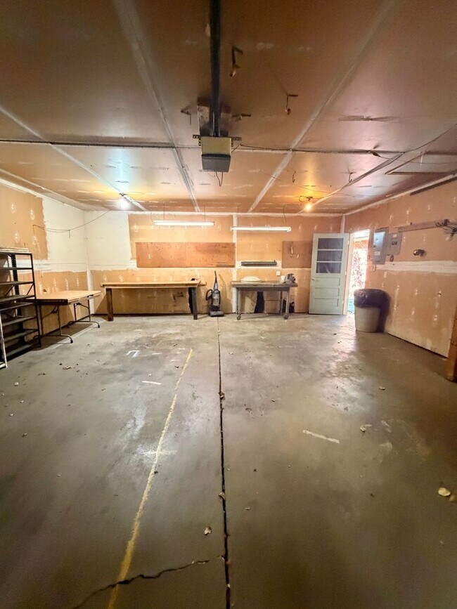 Building Photo - Amazing 3bed/2 bath with finished basement.