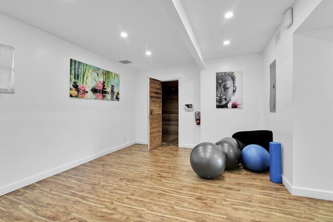 Building Photo - 1167 Hillsboro Mile