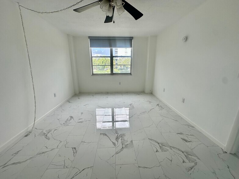 Building Photo - 15600 NW 7th Ave
