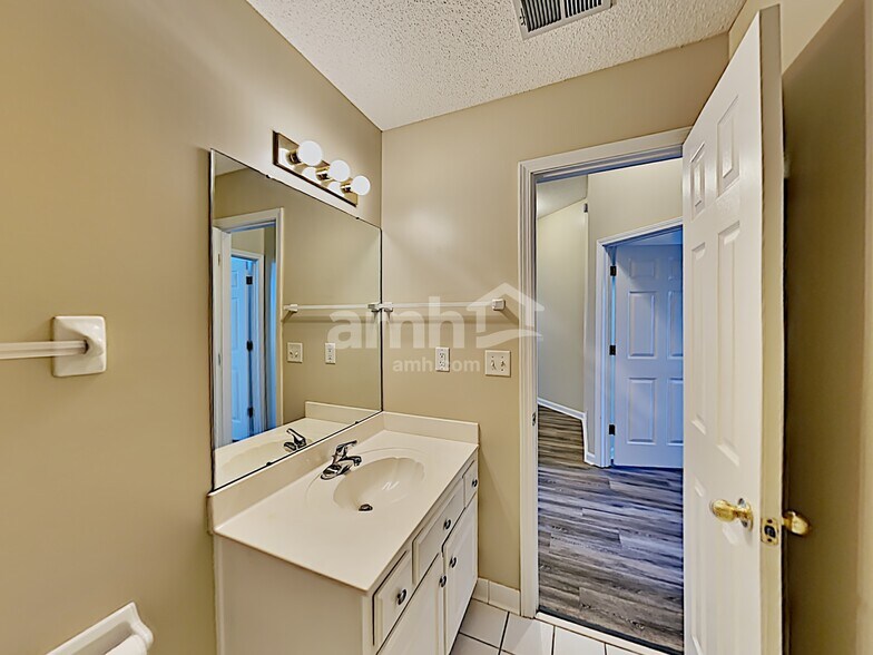 Building Photo - 4946 Rivercrest Ln