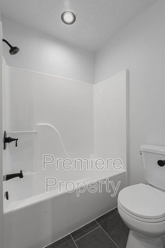 Building Photo - 3213 SE 6th Ct