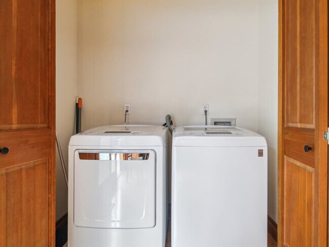 Building Photo - 751 Toyon Dr