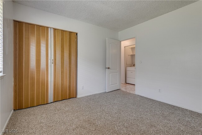 Building Photo - 6211 Meadow Brook Ln