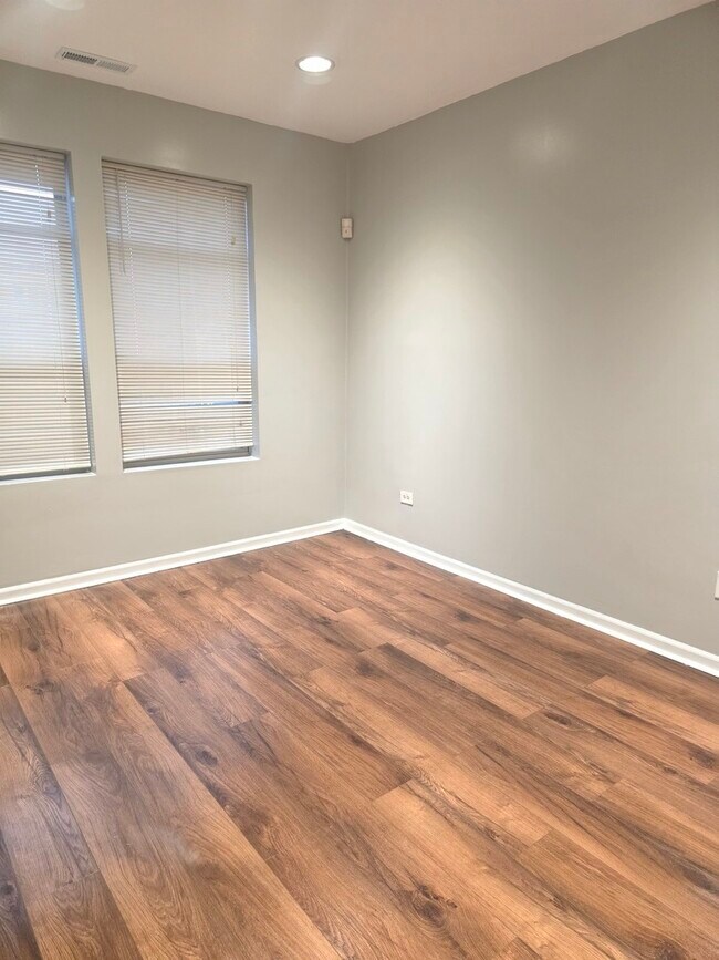 Building Photo - 736 S Kedzie Ave