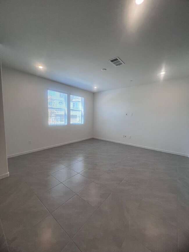 Building Photo - BRAND NEW TOWNHOUSE