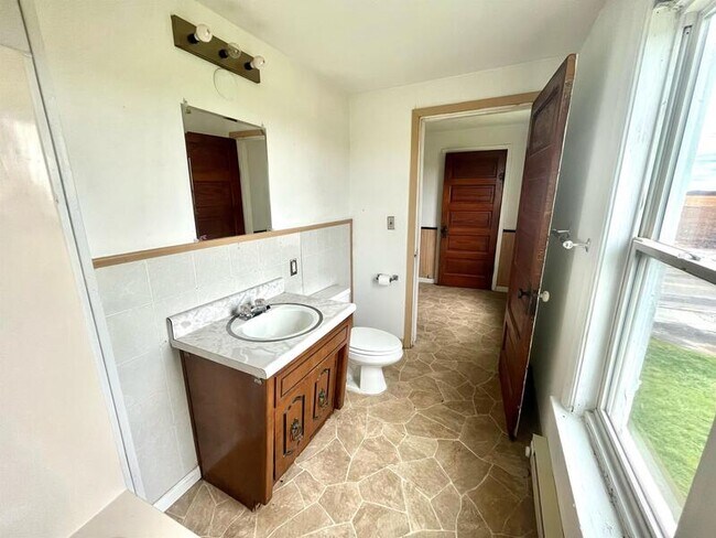 Building Photo - 2291 1/2 Day Street - Upper