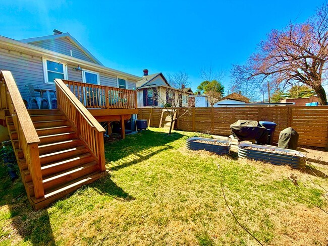 Building Photo - Beautiful Benning 3 Bedroom Renovated Bungalow Home with Yard, Parking, W/D.