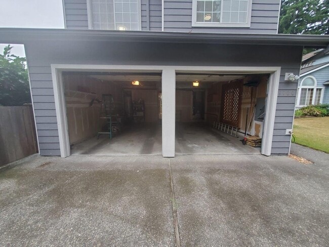 Building Photo - 4 bed, 2.5 bath, 2 car garage on spacious ...
