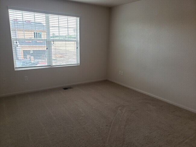 Building Photo - Great looking 2 bed 1.5 bath townhouse nea...