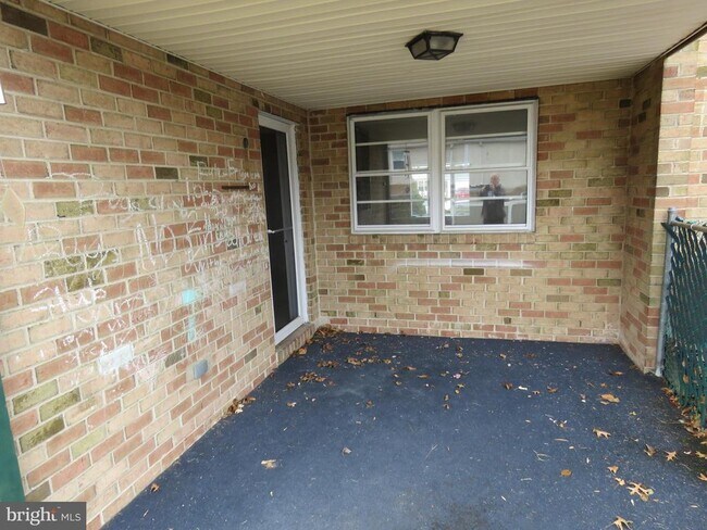 Building Photo - 6240 Patrick Henry Ct