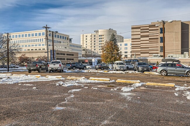 Building Photo - Cool 1 bedroom Condo in Uptown Medical Dis...