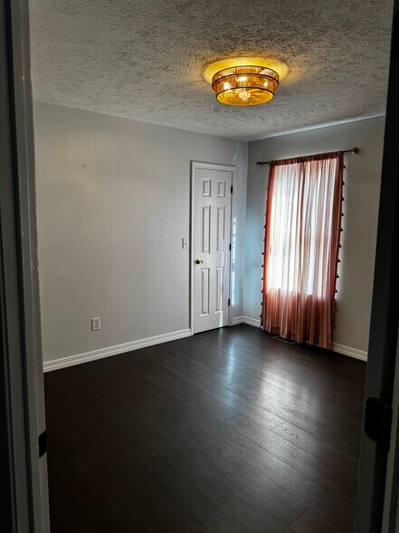 Building Photo - 1107 E Robin St