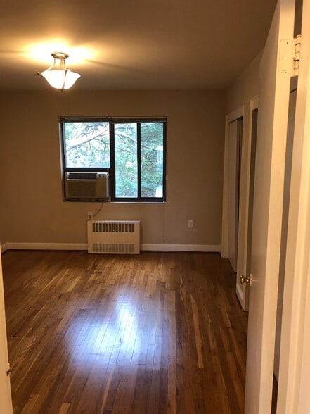 masterbed room - 1575 N Colonial Ter