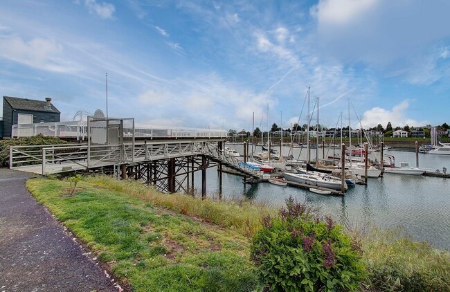 Building Photo - Bright Loft Condo with Stunning Columbia River Views