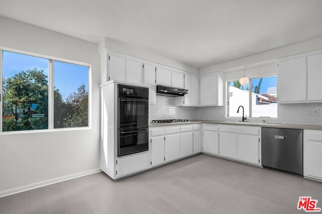 Building Photo - 466 S Venice Blvd