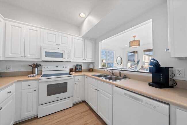 Building Photo - 6084 Sawgrass Cir