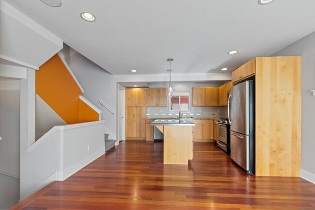 Building Photo - 3Bd/2.5Ba Seattle Townhouse