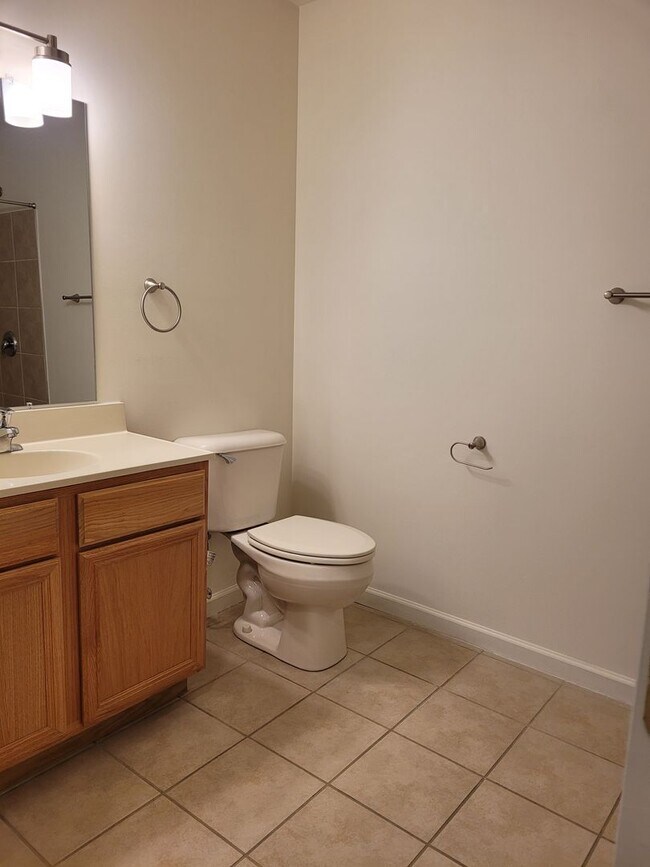 Building Photo - 670 Bassett Dr