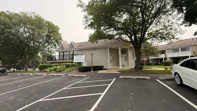 Building Photo - 220 Oak Knoll Ct