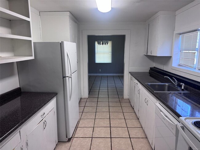 Building Photo - 1750 Yarbrough St