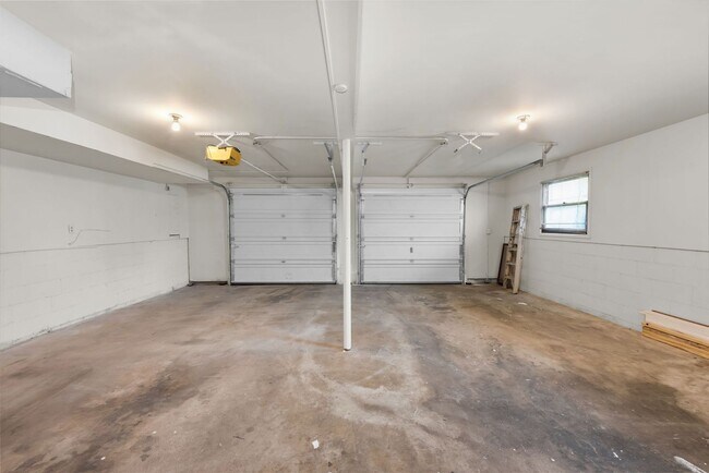 Building Photo - 2700 Queenswood Dr
