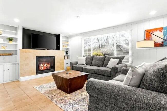 Building Photo - Stunning 3BR 3BA Fully Furnished Home w/ Granite Kitchen + Patio & Fenced Yard in Prairie Village